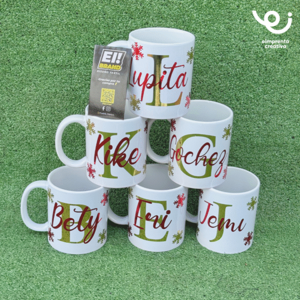 TAZAS BLANCAS CON INICIAL NAVIDEÑAS